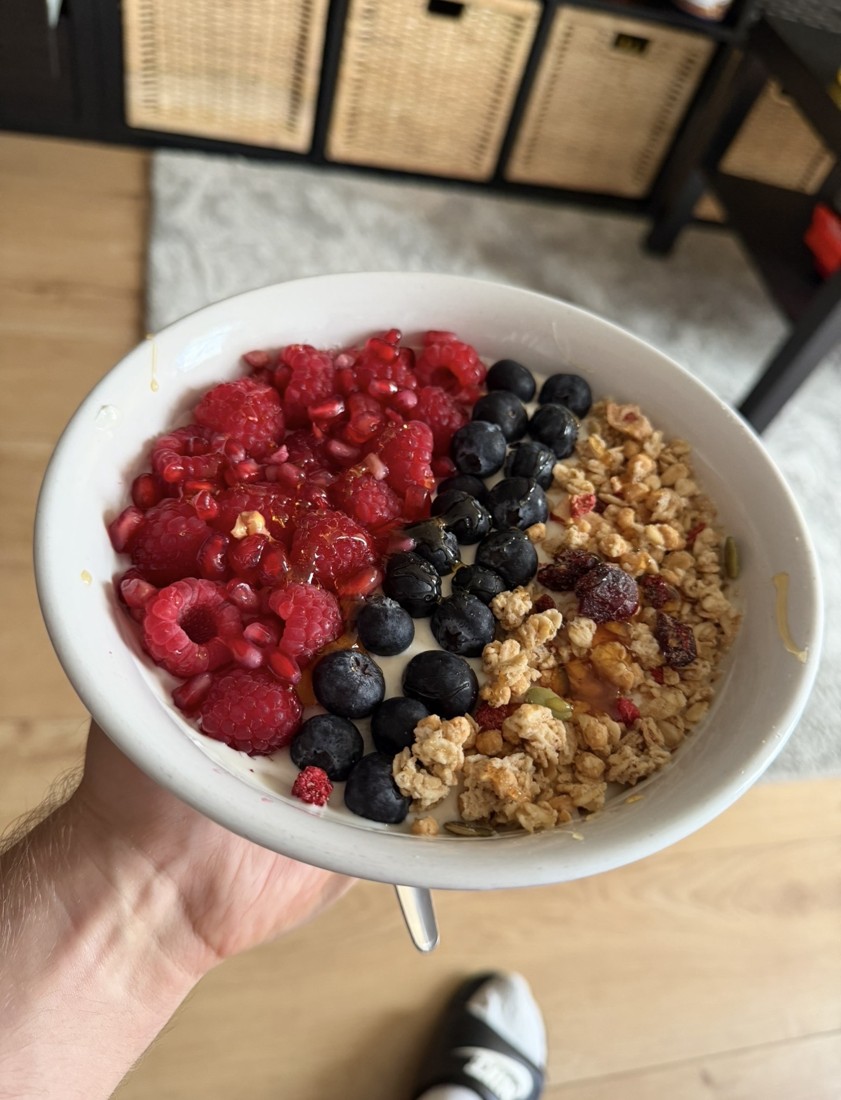 Berry & granola yoghurt bowl