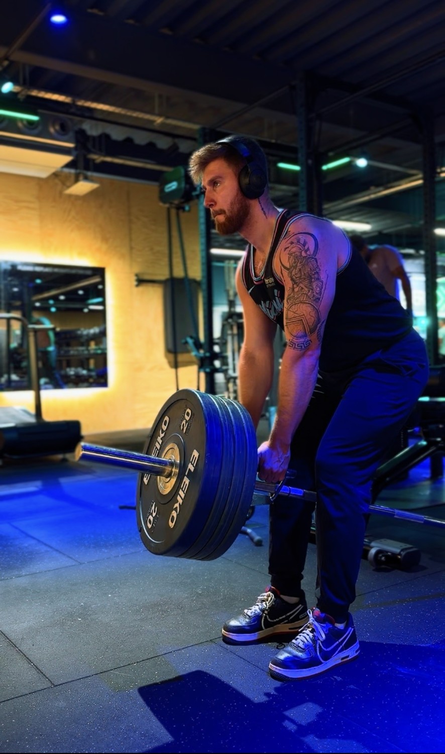 Oskar Bukowski training with a trap bar